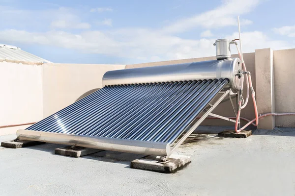 Riscaldatore Acqua Energia Solare Installato Sul Tetto — Foto Stock