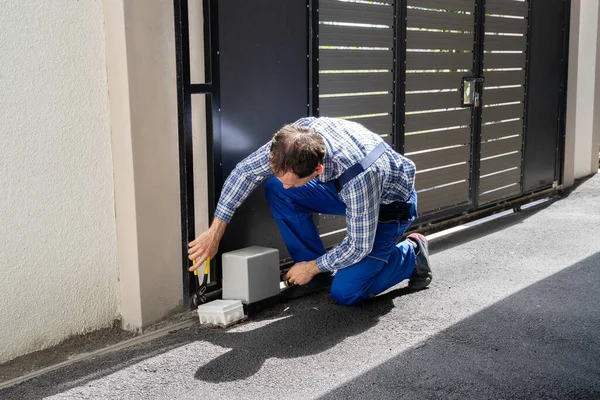 Reparateur Bevestiging Gebroken Automatische Deur Gebouw — Stockfoto