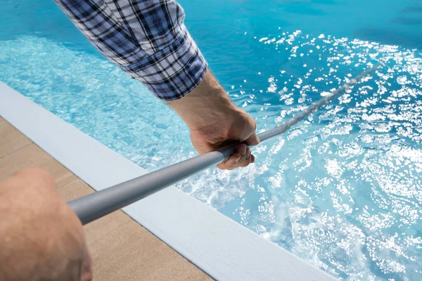 Hombre Trabajador Uniforme Limpieza Piscina —  Fotos de Stock