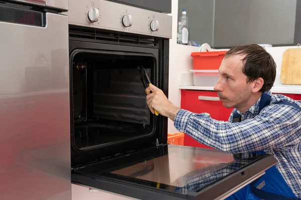 Young Male Technician Overall Checking Oven Kitchen — Stock Photo, Image