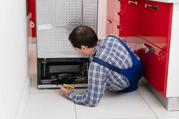 Young Male Serviceman Repairing Broken Refrigerator Kitchen — Stock Photo, Image