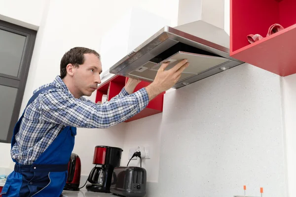 Nahaufnahme Eines Jungen Männlichen Elektrikers Der Küchenfilter Repariert — Stockfoto