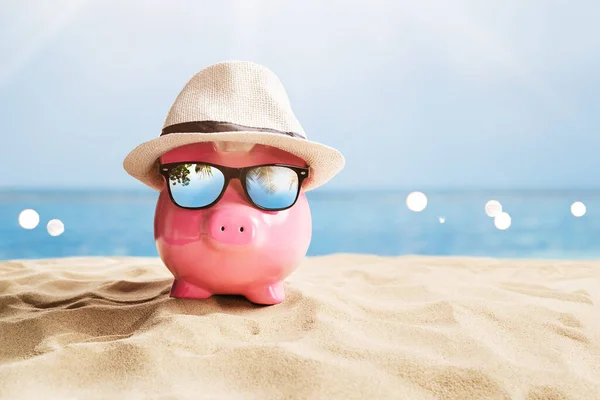 Rózsaszín Piggy Bank Strandon Fekete Napszemüveg — Stock Fotó