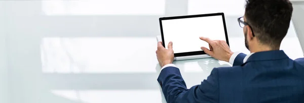 Zbliżenie Dłoni Biznesmena Pomocą Laptopa Pusty Biały Ekran — Zdjęcie stockowe