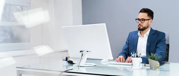 Πορτρέτο Ενός Επιχειρηματία Στο Γραφείο Χρησιμοποιώντας Υπολογιστή — Φωτογραφία Αρχείου
