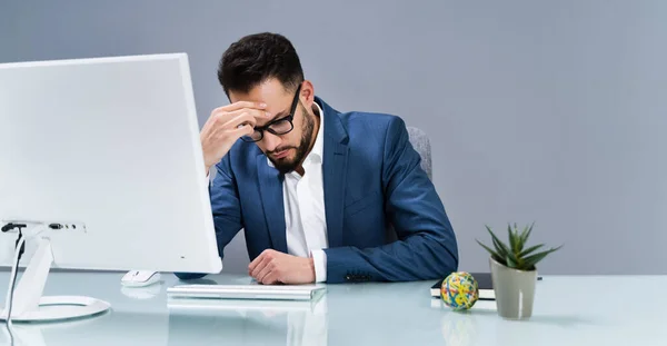 Man Suffering Headache Working Office — Stock Photo, Image