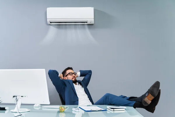 Pihentetett Üzletember Élvezi Légkondicionáló Hűtését Irodában — Stock Fotó