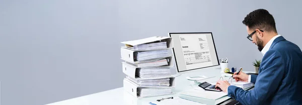 Accountant Factuur Maken Computer Bij Balie — Stockfoto