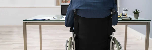 사무실에서 컴퓨터를 휠체어에 사업가의 — 스톡 사진