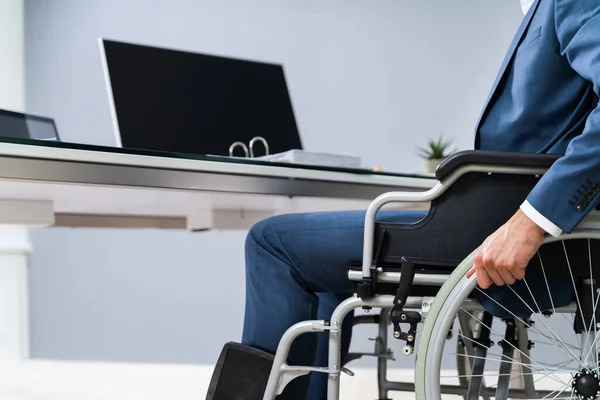 Μεγέθυνση Του Επιχειρηματία Που Κάθεται Αναπηρικό Καροτσάκι Στο Γραφείο — Φωτογραφία Αρχείου