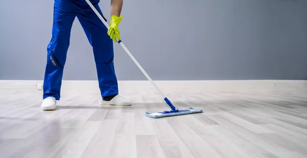 Trabalhador Mopping Chão Com Esfregão Escritório — Fotografia de Stock