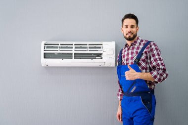 Havalandırma Kliması Yakınındaki Mutlu Erkek Teknisyen Hareketi