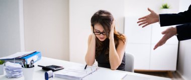 Patron ofiste masada oturan kadın işçiye, bağırarak