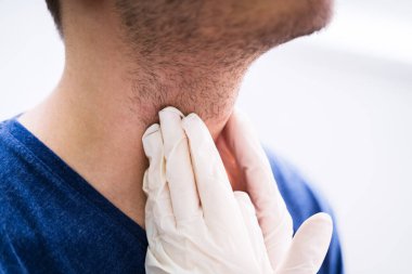 Tiroid bezinin performans gösteren fiziksel sınav palpasyonla doktor