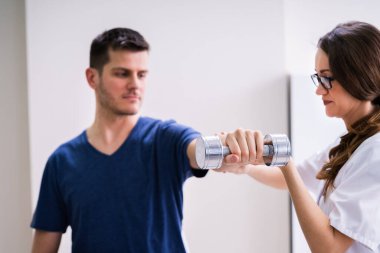 Aptal ile Egzersiz Yaparken Erkek Hastaya Yardımcı Terapist