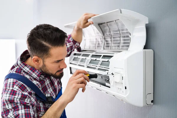 Técnico Masculino Feliz Reparando Condicionado Com Chave Fenda — Fotografia de Stock