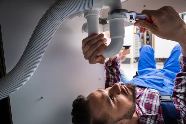 Mannelijke Loodgieter Vaststelling Van Een Wastafel Badkamer — Stockfoto