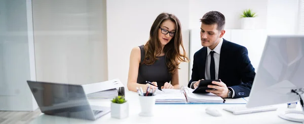 Twee Jonge Ondernemers Die Factuur Met Calculator Berekenen — Stockfoto