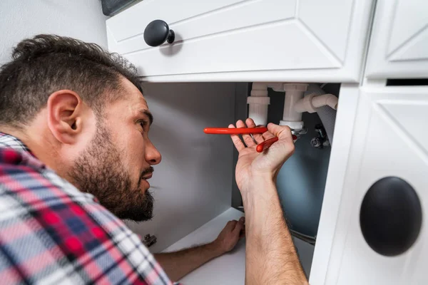 Male Plumber Overall Fixing Sink Pipe — Stock Photo, Image