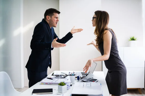 비즈니스 사람들이 사무실에서 책상에서 다툼의 — 스톡 사진