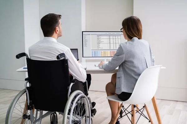 Dos Jóvenes Empresarios Que Trabajan Ordenador Portátil Lugar Trabajo — Foto de Stock