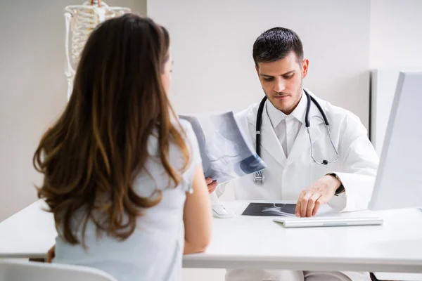 Médico Discutiendo Con Paciente Sobre Radiografía Rodilla — Foto de Stock