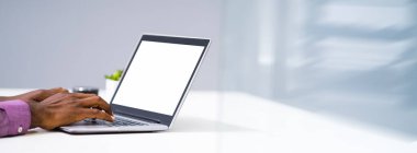 İş yerindeki laptopta çalışan bir adamın yakın çekimi