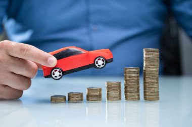 Yükselen Bozuklukların Üzerinde Kırmızı Araba Tutan Kişi