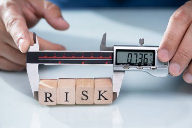 Dijital elektronik Vernier kumpas ile bir kişinin el ahşap Risk ölçme engeller yakın çekim