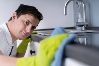 Kirli Mutfak Atölyesi Önlük Giyen Genç Temizlikçi 