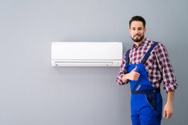 Havalandırma Kliması Yakınındaki Mutlu Erkek Teknisyen Hareketi