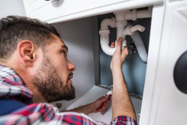 Erkek Tesisatçı Lavabo Tamiri Borusu