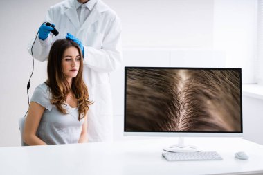 Saç Düşme Tedavisi Için Trichoscope Kullanarak Dermatolog Close-up Kliniği