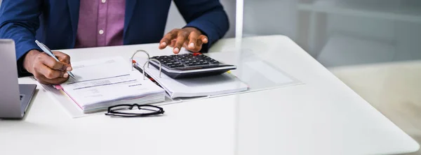 Midsection Businessman Berekening Van Belasting Bij Office Desk — Stockfoto