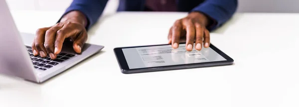 Close Mão Empresário Analisando Bill Mesa Cima Tablet Digital — Fotografia de Stock
