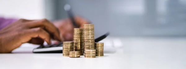 Primer Plano Hombre Negocios Calcular Informe Financiero Con Pila Monedas —  Fotos de Stock