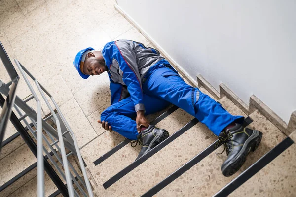 Handyman Tocando Sua Perna Ferida Depois Cair Escada — Fotografia de Stock
