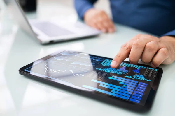 Close Businesswoman Hand Analyzing Graph Digital Laptop Workplace — Stock Photo, Image