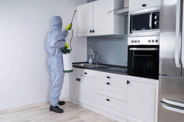 Vista Laterale Dello Sterminatore Nell Abbigliamento Lavoro Spruzzando Pesticidi Cucina — Foto Stock