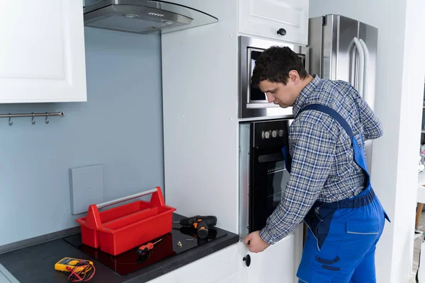 Male Technician Overall Installing Oven Kitchen — Stock Photo, Image