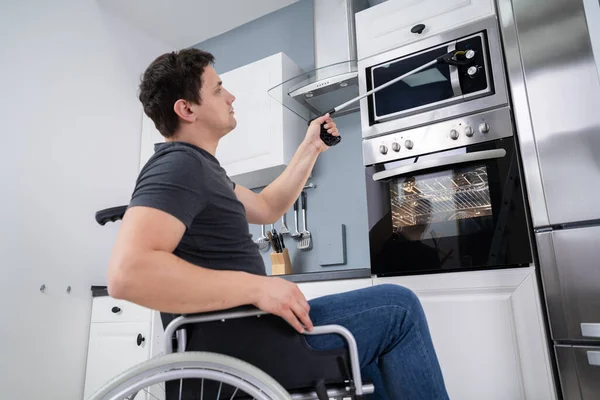 Homme Handicapé Utilisant Outil Préhension Pour Contrôler Micro Ondes Dans — Photo