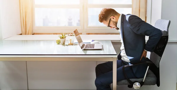 Vista Lateral Hombre Negocios Que Sufre Dolor Espalda Oficina —  Fotos de Stock