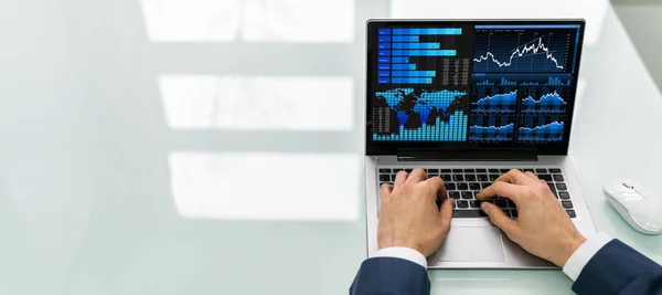 Detail Ruky Podnikatelskej Analýza Graf Laptop — Stock fotografie