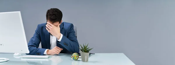 Hombre Sufriendo Dolor Cefalea Trabajando Oficina — Foto de Stock