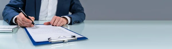 Close Person Hand Signing Contract — Stock Photo, Image