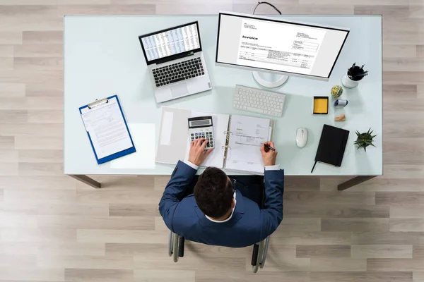 Empresário Sentado Cadeira Rodas Usando Computador — Fotografia de Stock