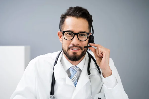 Close Retrato Recepcionista Confiante Usando Fone Ouvido Hospital — Fotografia de Stock