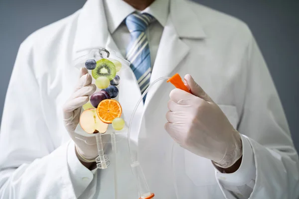 Médico Masculino Segurando Saco Salino Com Fatias Frutas Interior Hospital — Fotografia de Stock