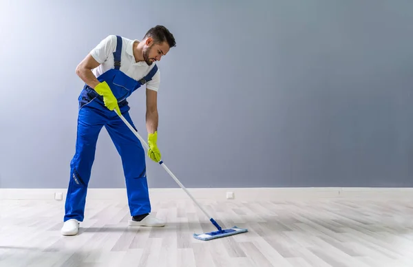 Werknemer Dweilen Vloer Met Dweil Het Kantoor — Stockfoto