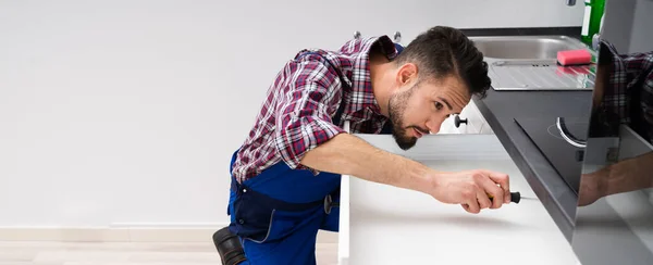 Primer Plano Joven Carpintero Masculino Instalando Cajón Con Destornillador — Foto de Stock